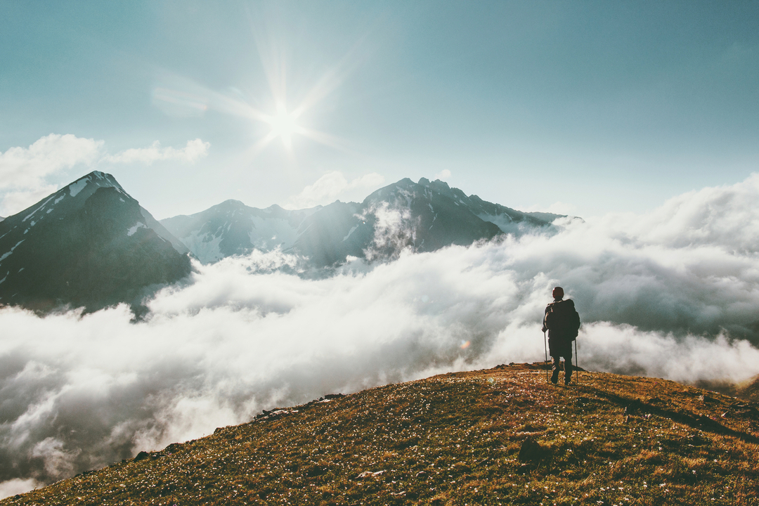 Uomo che cammina sulle nuvole