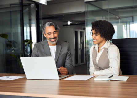 Colleghi che guardano il pc