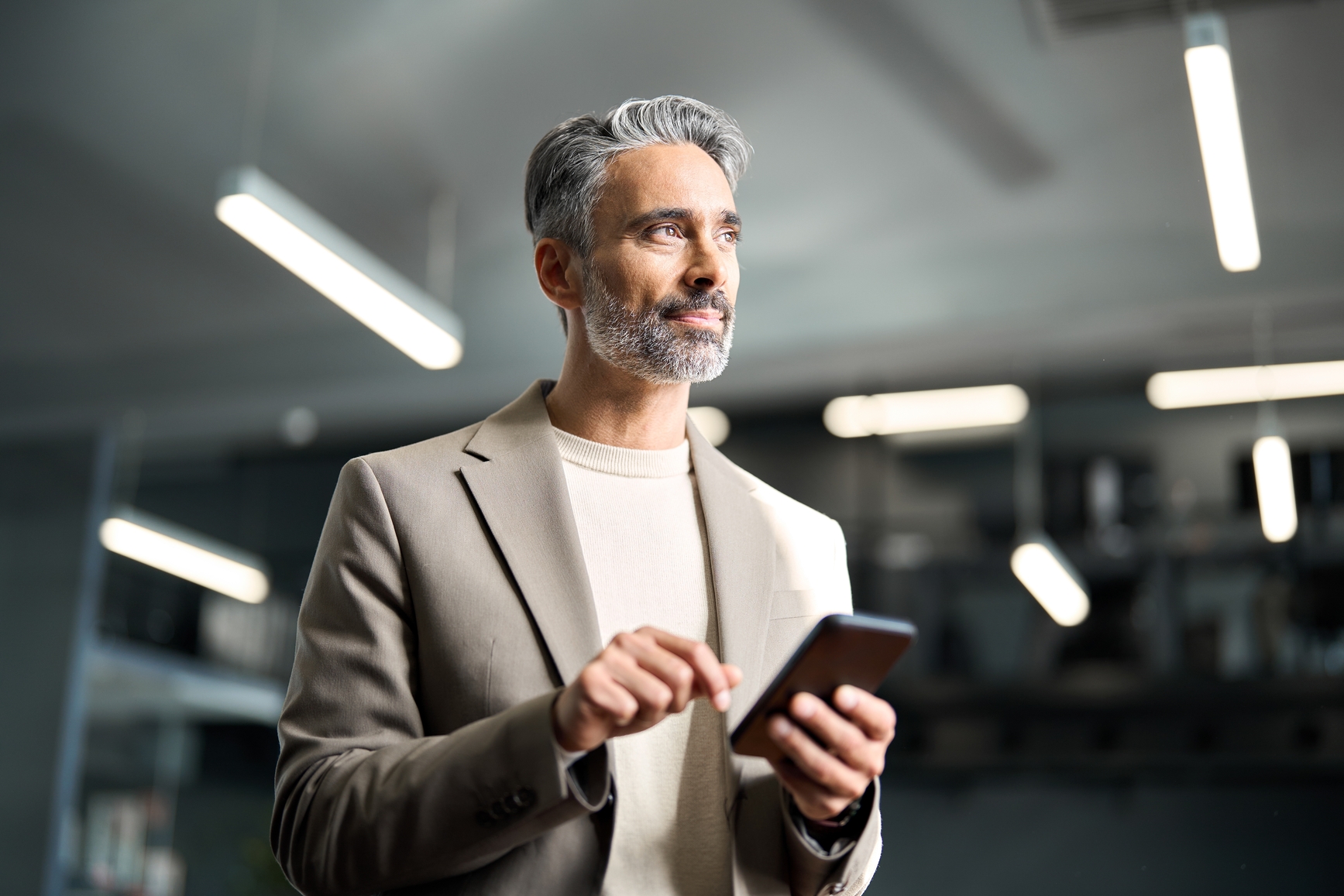 uomo con tablet con sguardo rivolto al futuro