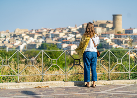 Giovane turista di spalle osserva il panorama
