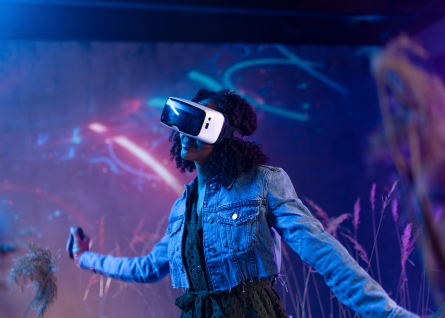 Giovane donna con visore di VR