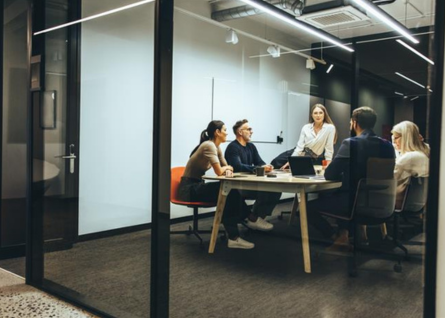 Un gruppo di giovani professionisti in riunione in una azienda innovativa
