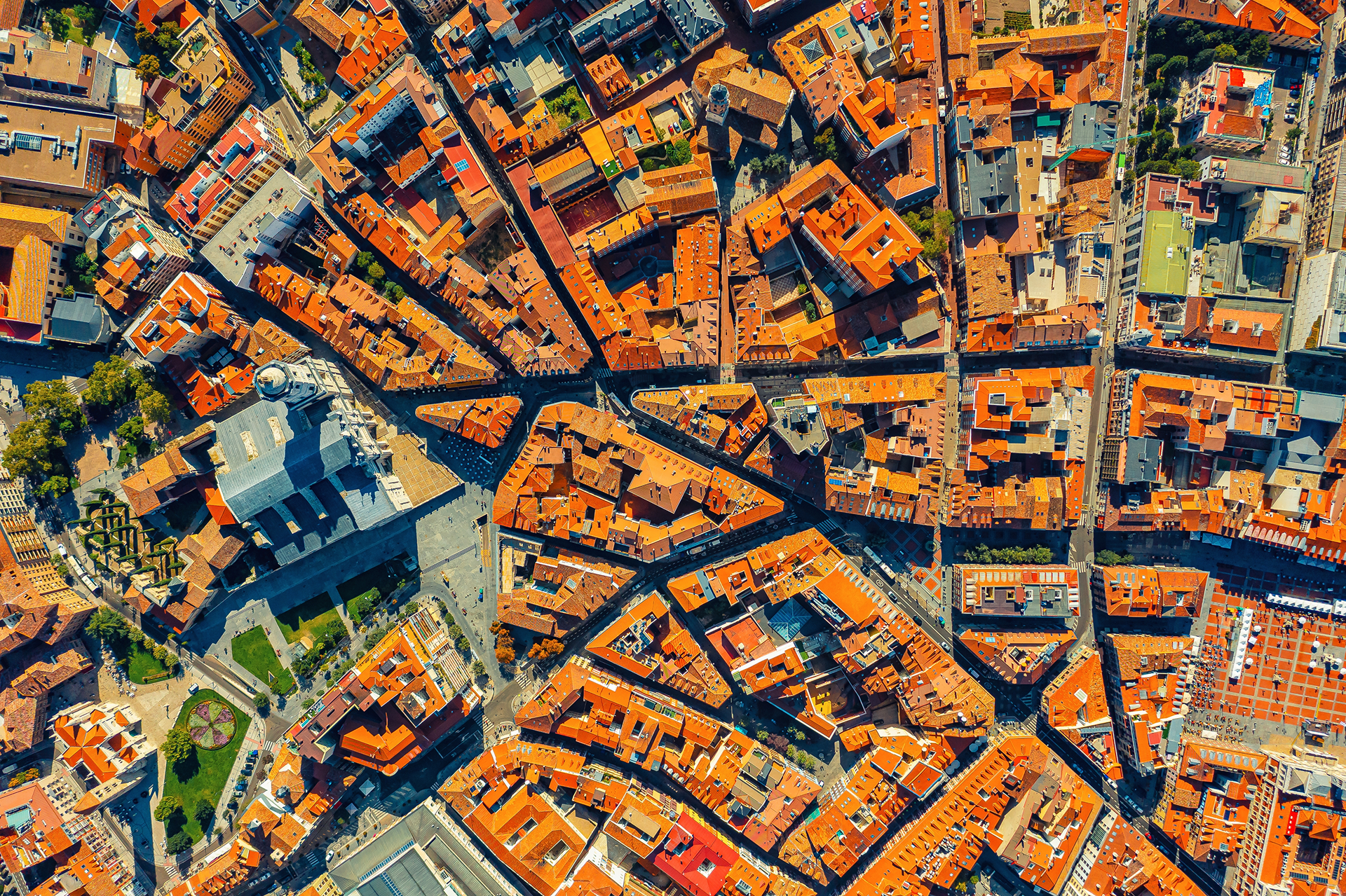 Primo piano di un tablet che mostra la mappa di una città