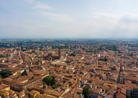 Fotografia aerea di una città italiana con vista sui tipici tetti rossi