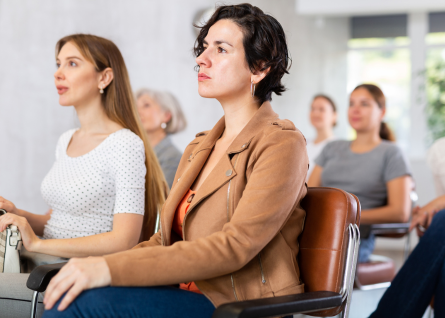 Due professioniste seguono con attenzione una sessione di formazione