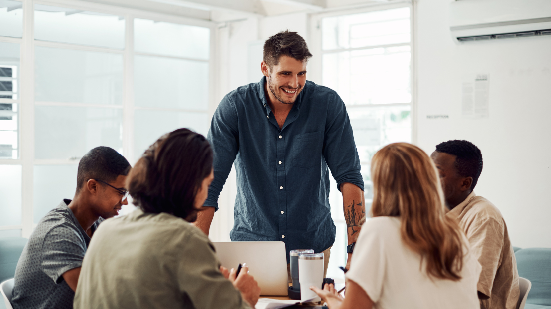 Giovane professionista parla con team di lavoro