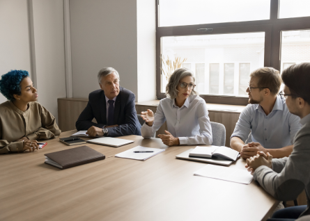 Gruppo di lavoro discute con concentrazione attorno al tavolo