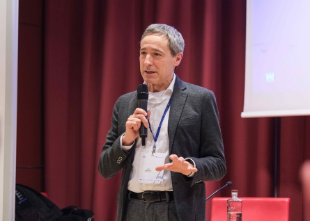 Roberto Loro (CTO di Deda) parla sul palco