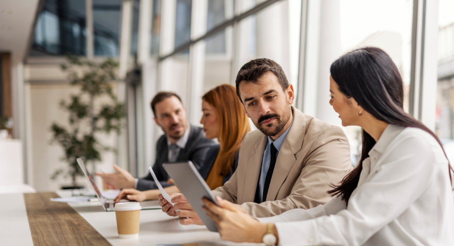 Fila di colleghi uno accanto all'altro che lavorano insieme