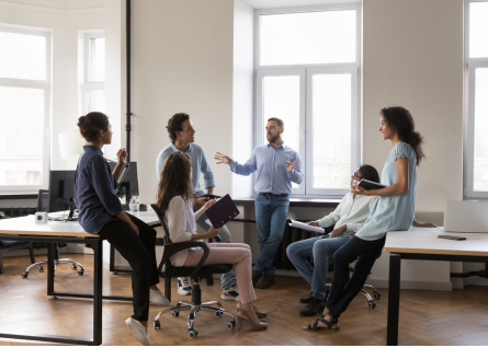 Riunione di un gruppo di lavoro con giovani professioniste e professionisti