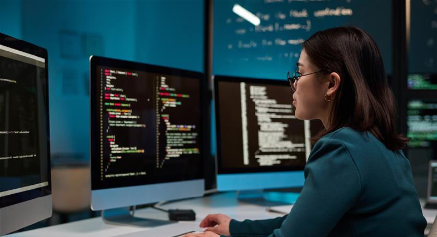 Giovane programmatrice scrive codice