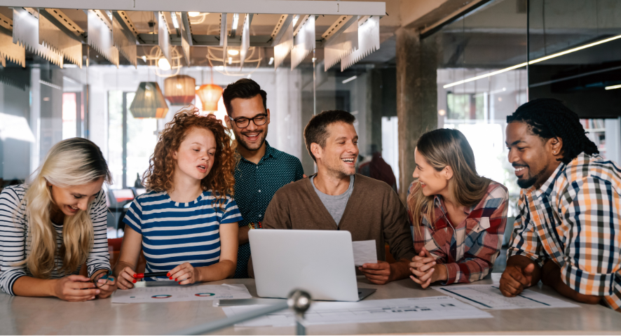 Un uomo e due donne leggono insieme un documento