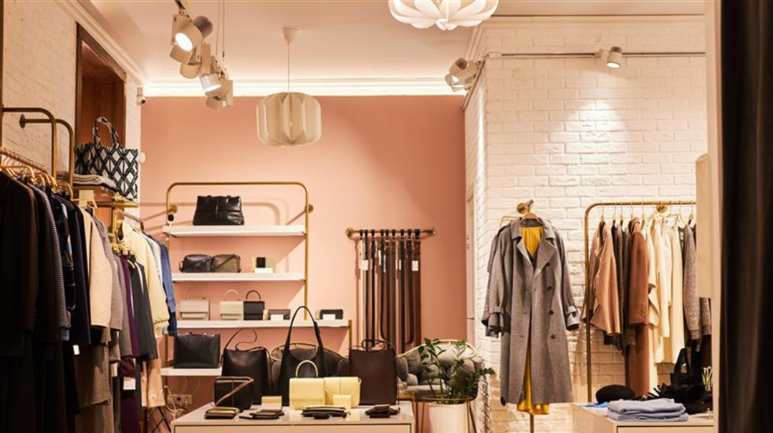 Negozio moda con abiti e borse