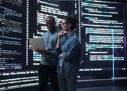 Colleghi che lavorano in ambito tecnologico