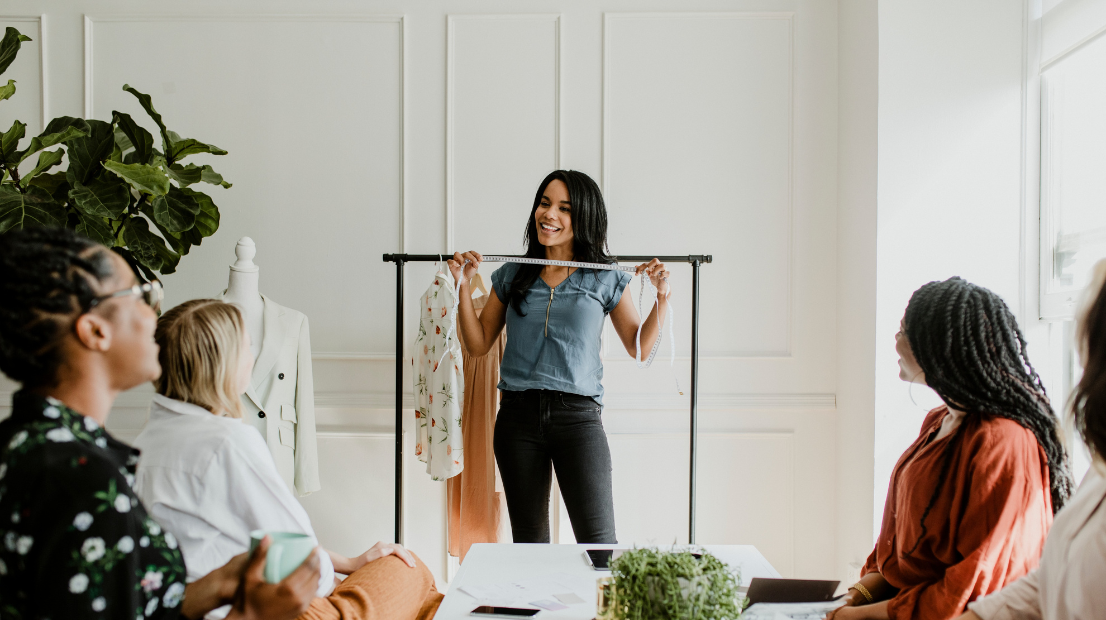 Donna mostra collezione moda a team di lavoro