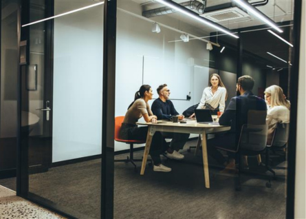 Gruppo di professionisti riuniti in una sala riunioni