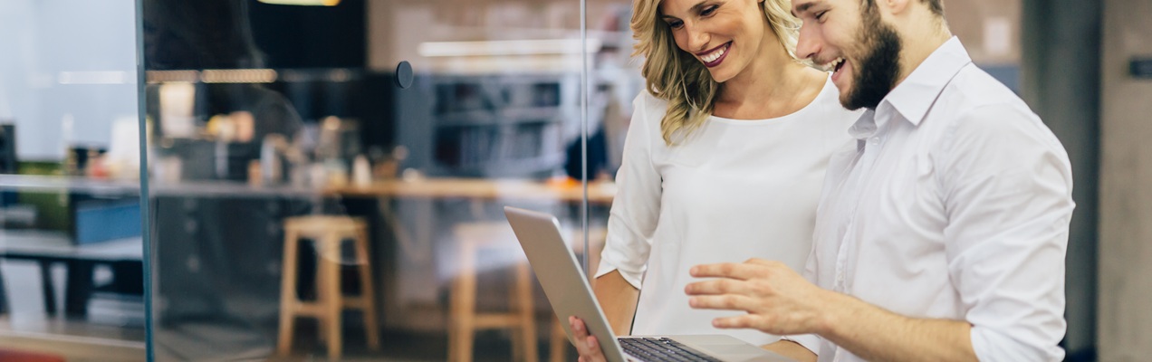 Due giovani donne guardano concentrate un documento, sullo sfondo delle vetrate