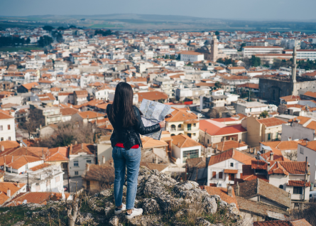 Giovane turista osserva la città dall'alto