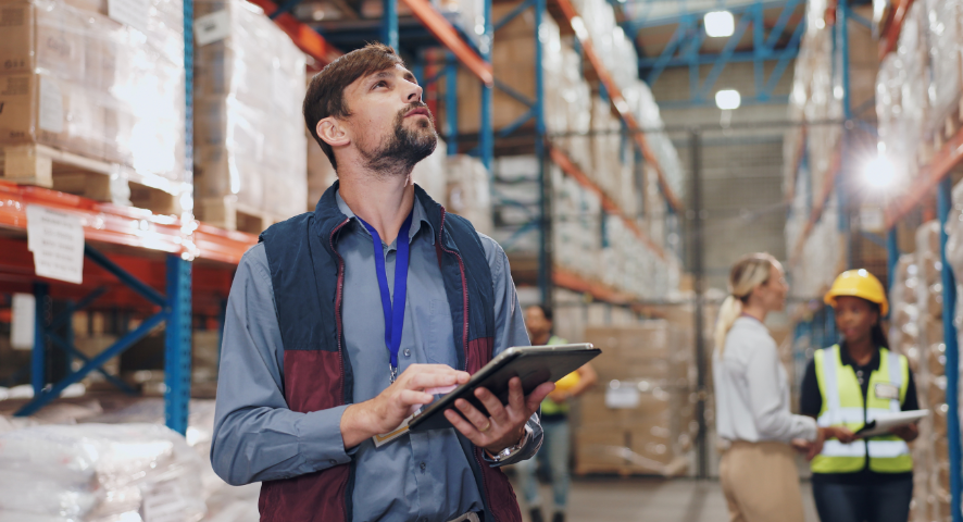 Uomo che controlla le giacenze in magazzino