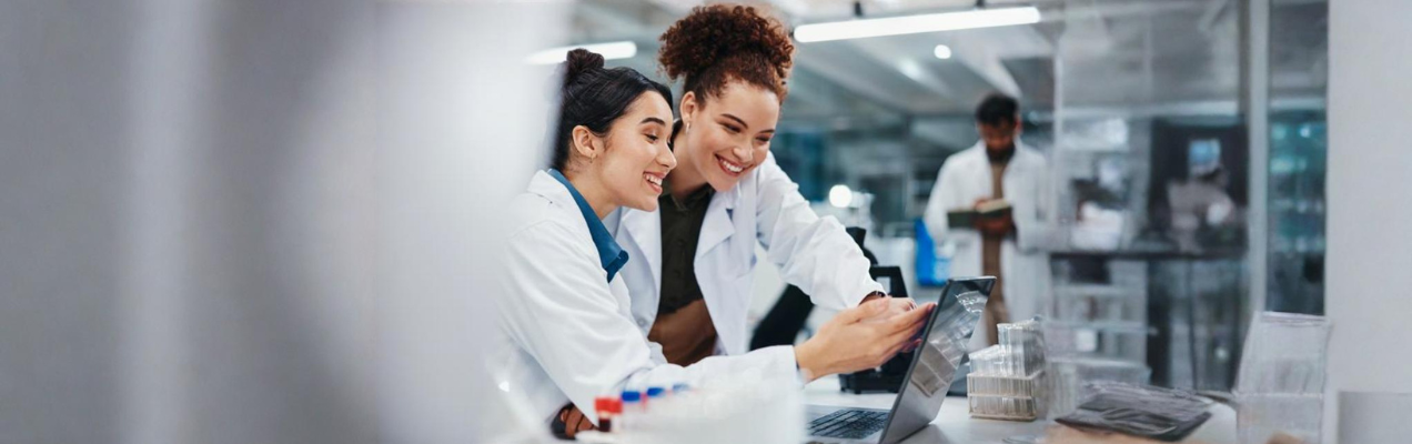 Dottoressa guardano pc sorridendo