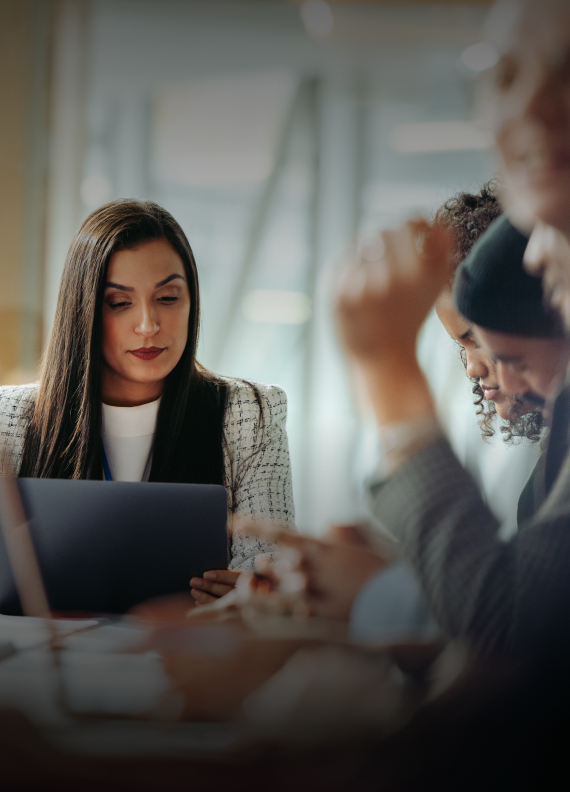 Gruppo di colleghi assieme al lavoro
