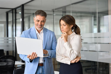 Due persone che lavorano