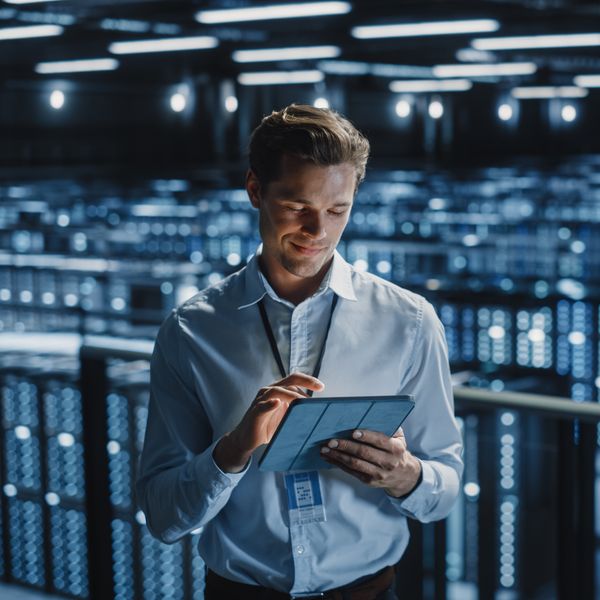 Uomo che scrive su tablet