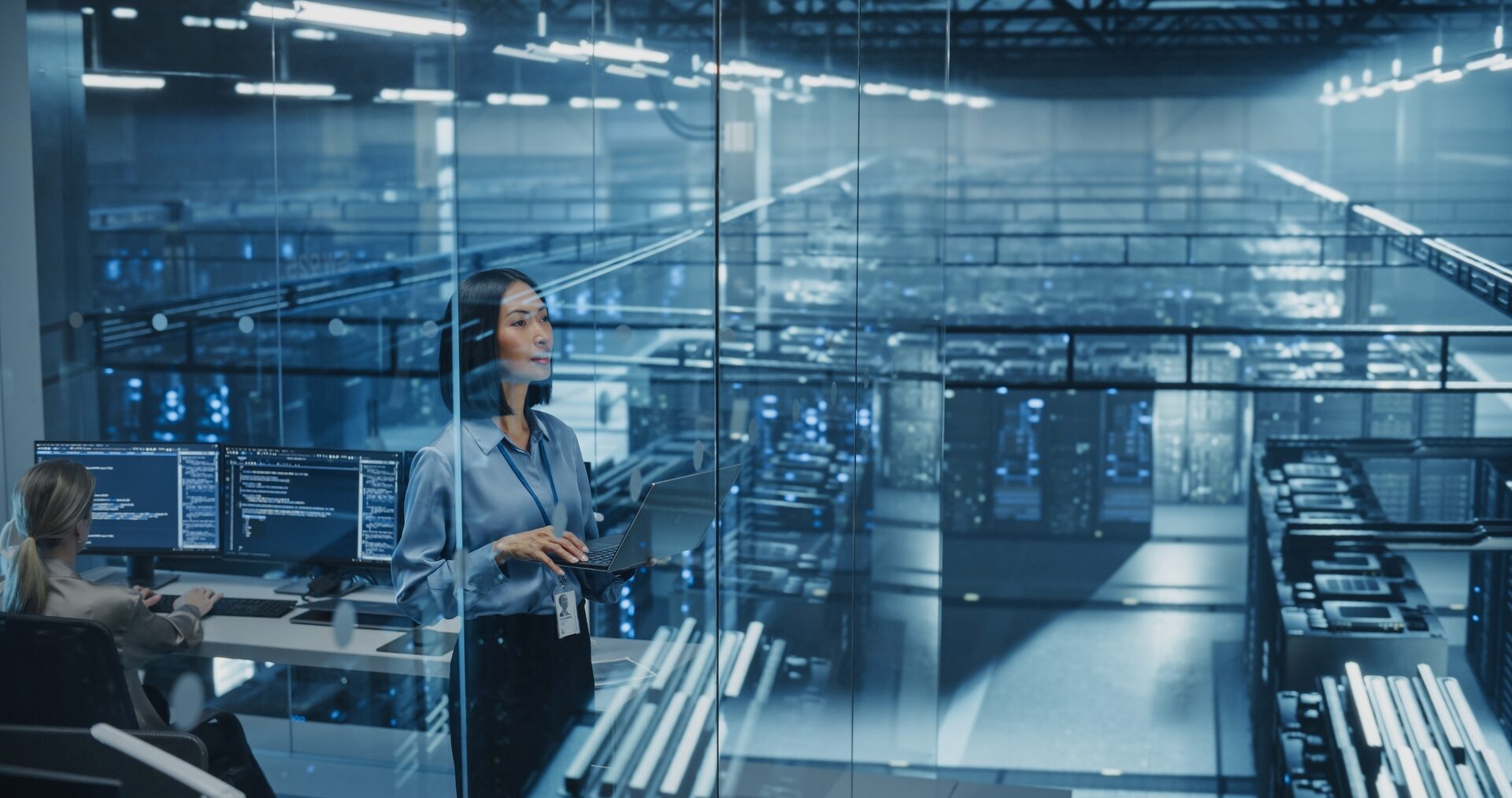 Impiegata in control room con sguardo orientato al futuro